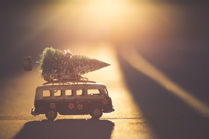 speelgoed-camper-met-kerstboom-426641-unsplash-gratis-2