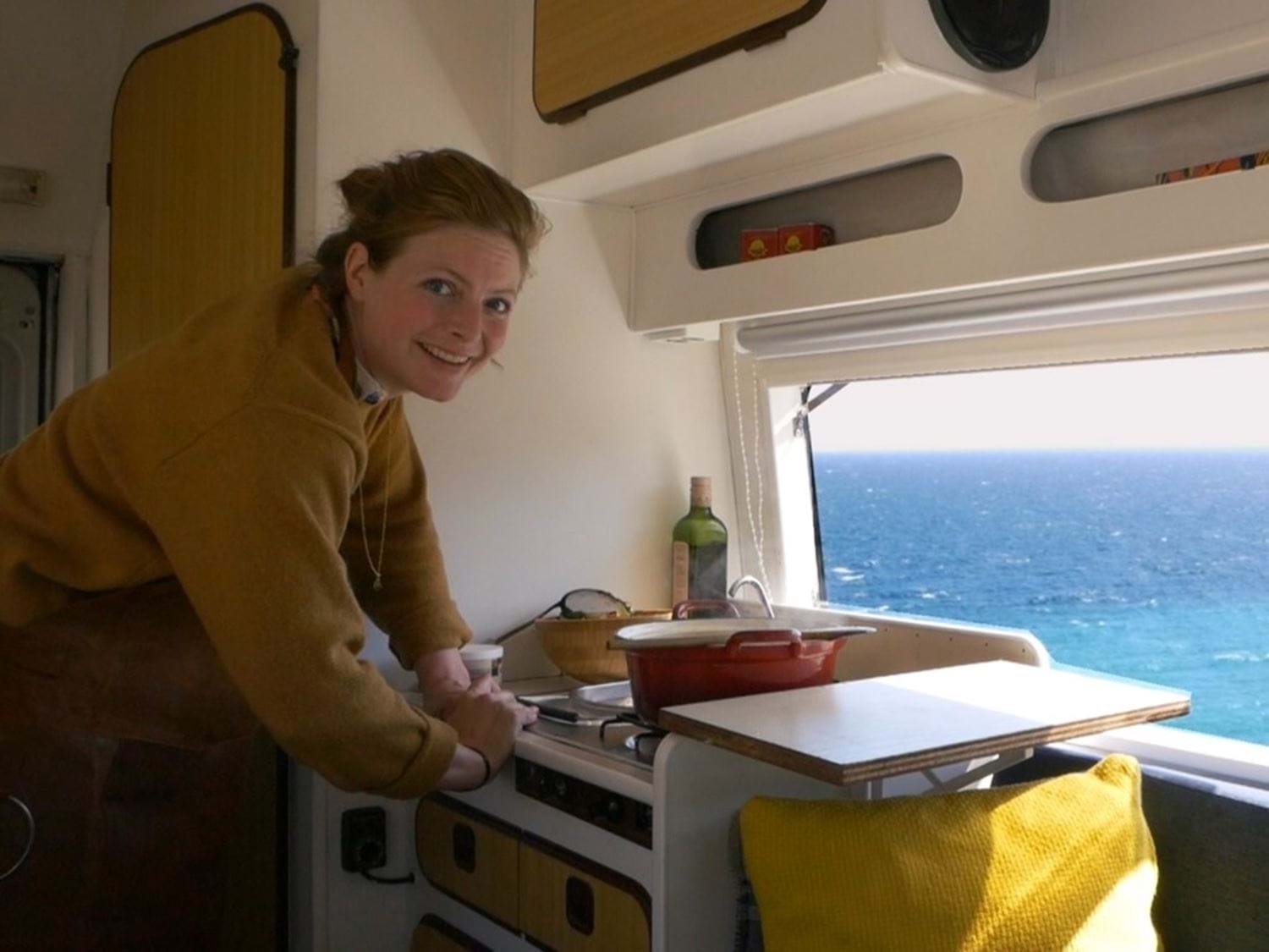 Koken in camper met uitzicht op zee