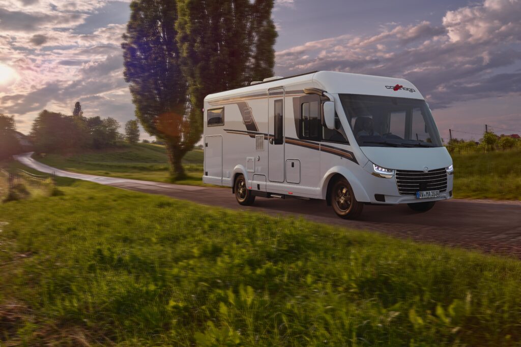 2023_carthago_c-tourer_i145rble-superior-mb_landschaft-5