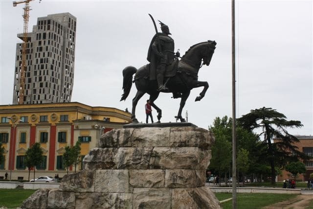 beeld-skanderbeg-in-tirana