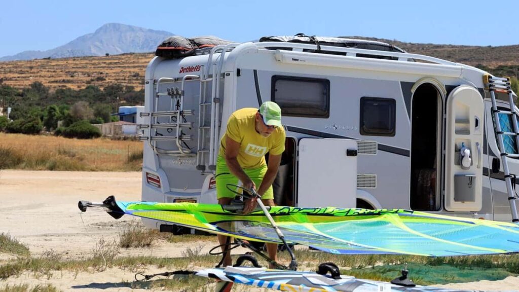 bro-windsurfen-in-griekenland-glyfada_beach_optuigen_camper-4