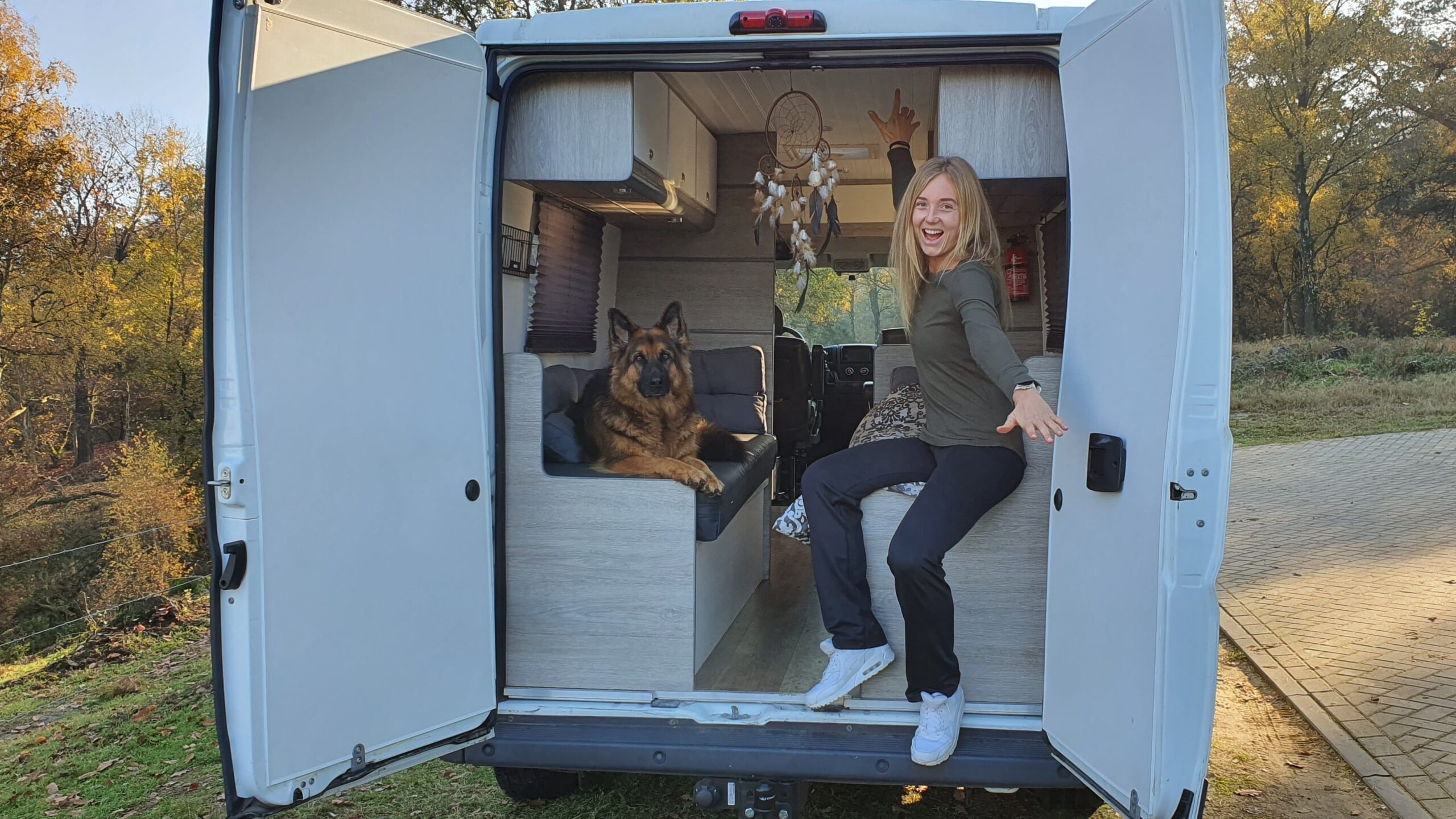 Vanlife in de camper met hond