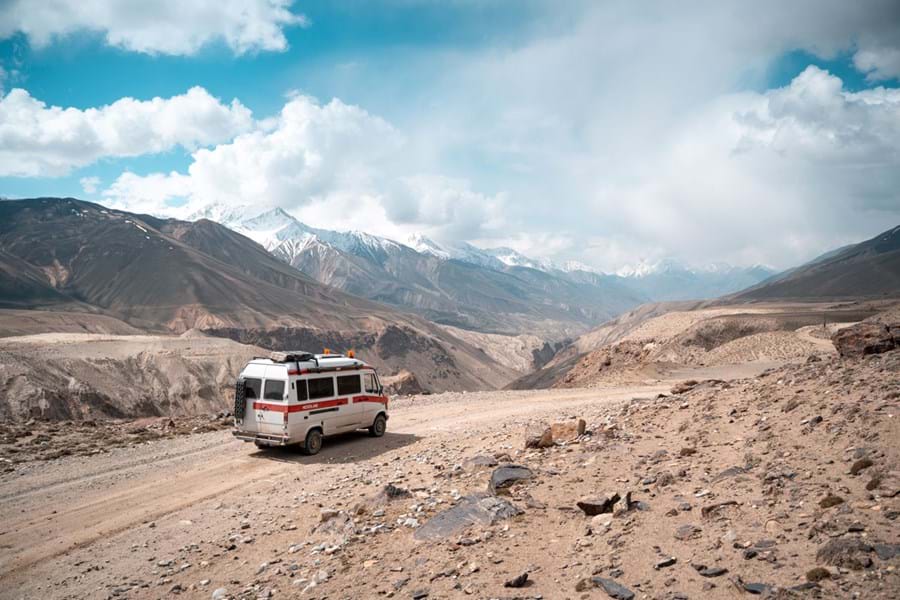camperen door het Pamir gebergte, dak van de wereld, over onverharde wegen