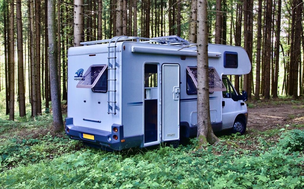 camper in het bos in Nederland