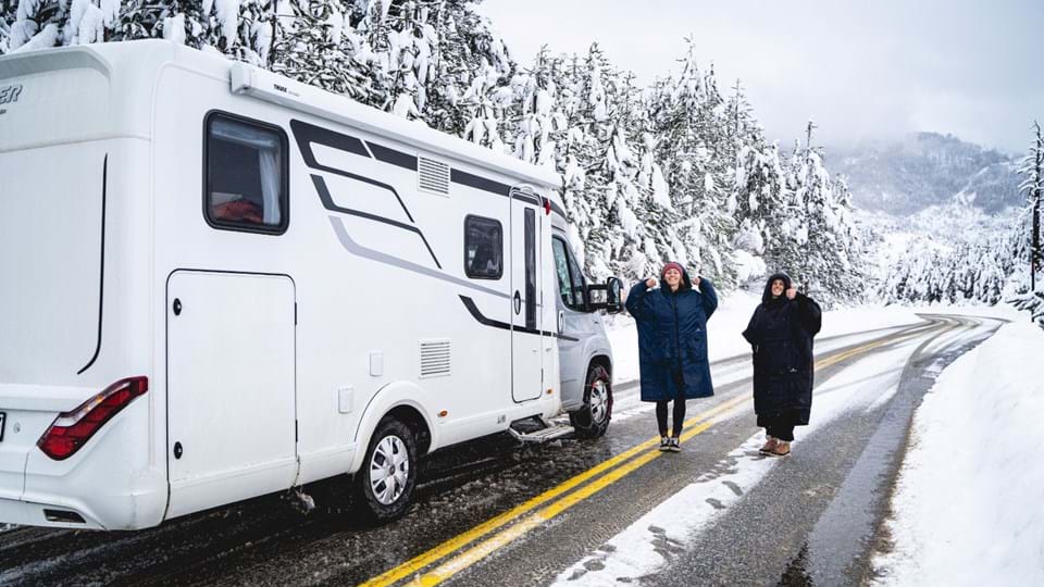 camperen in griekenland in de sneeuw - voor de camper op de weg