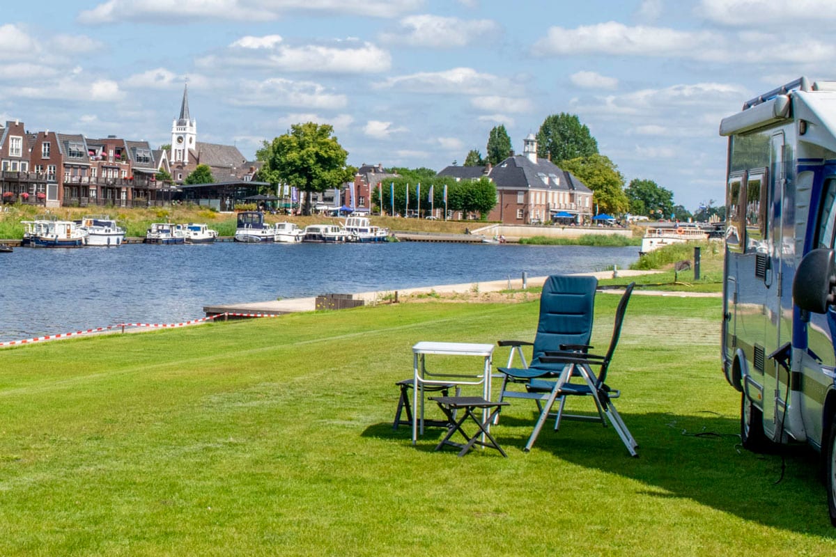 Camperplaats Steenanjer Ommen aan het water