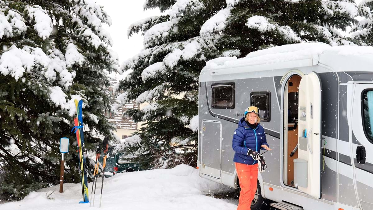 Camper in de sneeuw op camperplaats Serre Chevalier