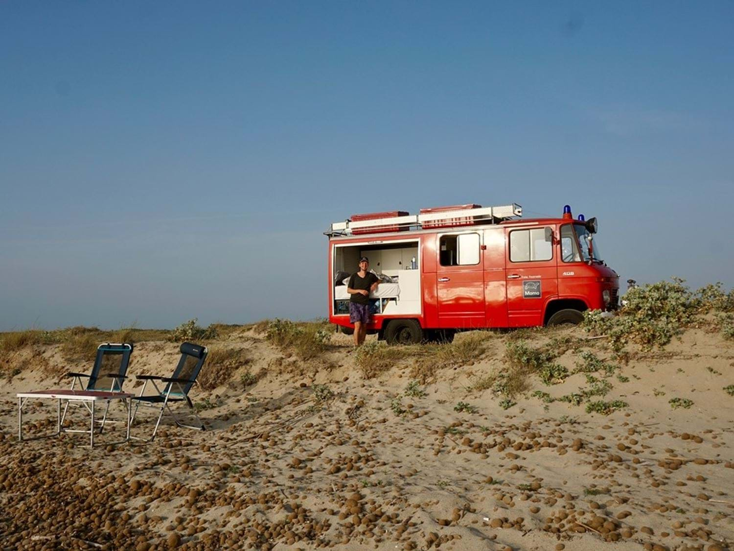 Brandweerbus in duinen