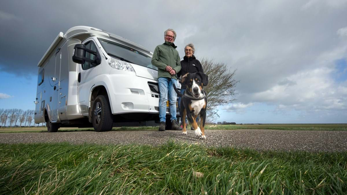 Camperaars, hun camper en de hond