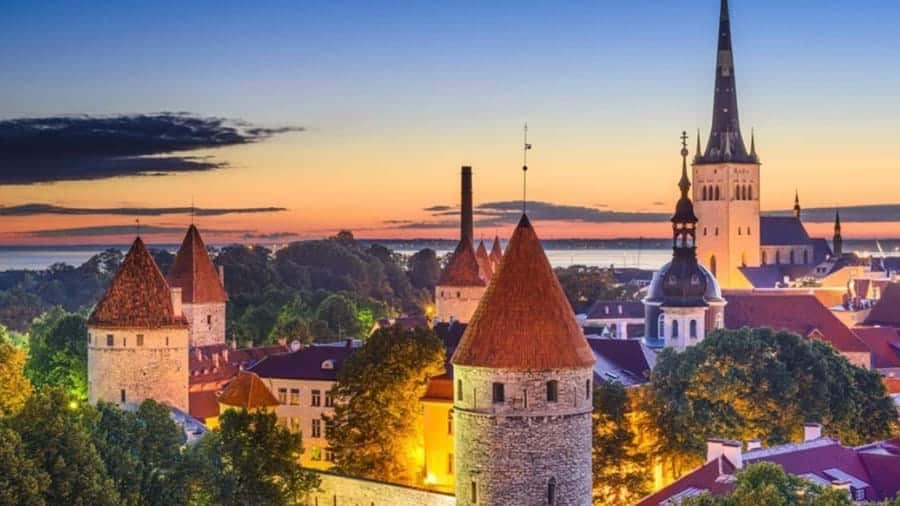 Stadsgezicht Tallinn bij zonsondergang- Estland