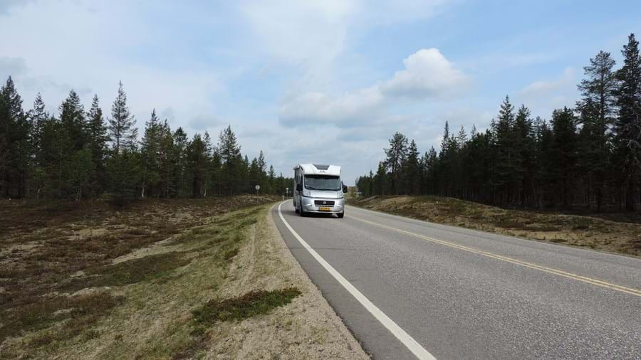 Camper op de weg - Scandinavië