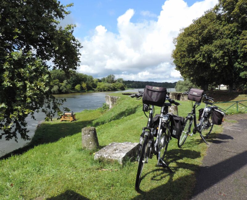 frankrijk-fietsen-langs-de-loire-fietsen-picnictafel-rivier-gras