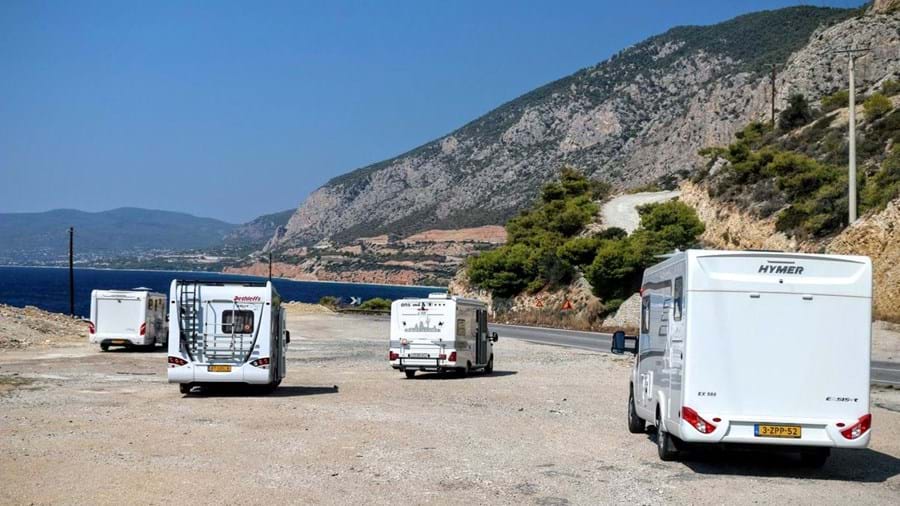 Campers langs kustweg in Griekenland
