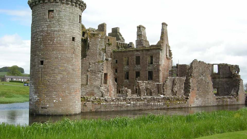 ierland-caerlaverock-castle-gracht-ruine-gras