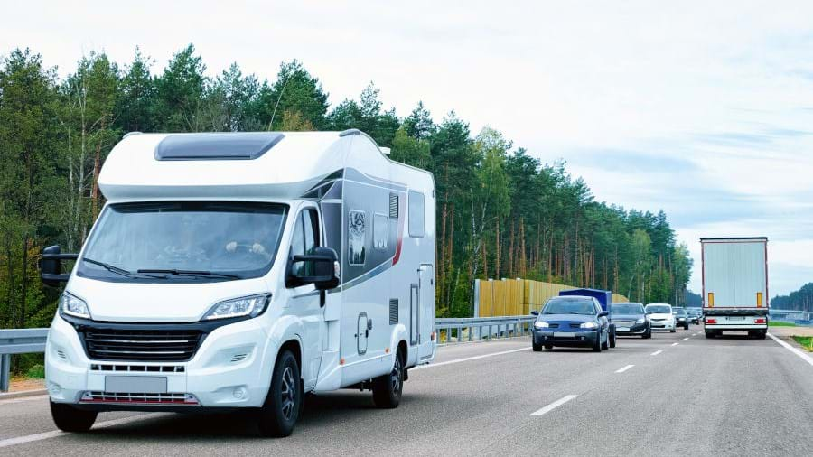 camper op de snelweg