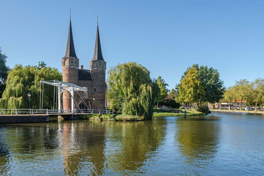 istock-nederland-delft-historische-oostelijke-poort-en-ophaalbrug-web
