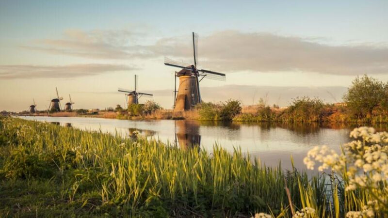 istock-nederland-molens-kinderdijk-zomer-lente-water-groen