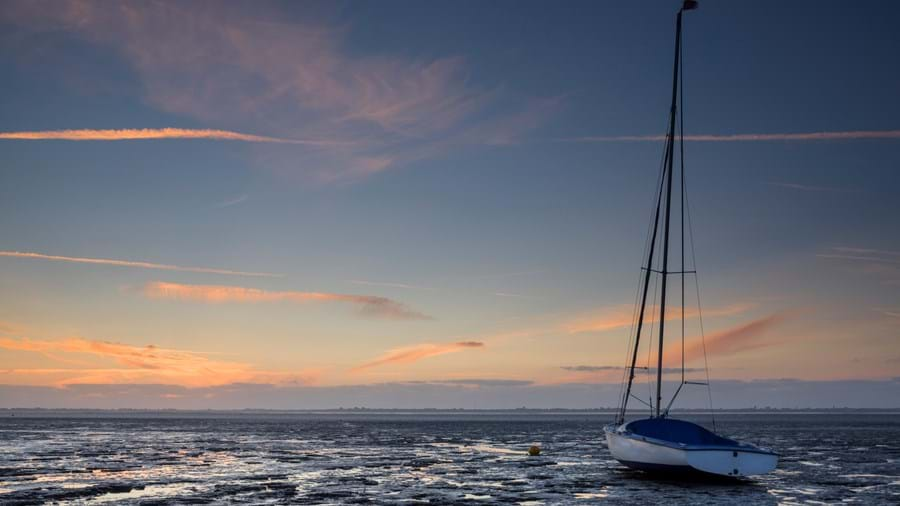 istock-nederland-waddenzee-zeilboot-zonsondergang-1