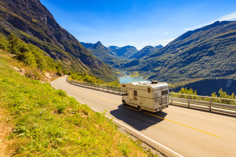 istock-noorwegen-camper-geiranger-fjord-weg-rijden-bergen-web