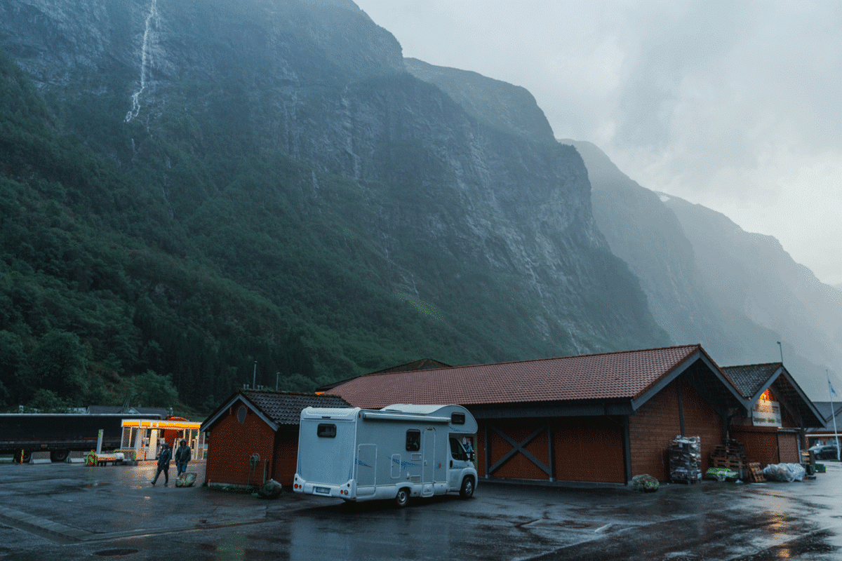 camper - Noorwegen - regen - benzinestation