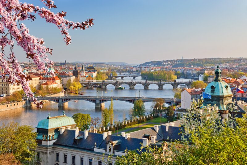 istock-tsjechie-praag-zonsondergang-rivier-moldau-lente-stad-reisgids-2018 (1)