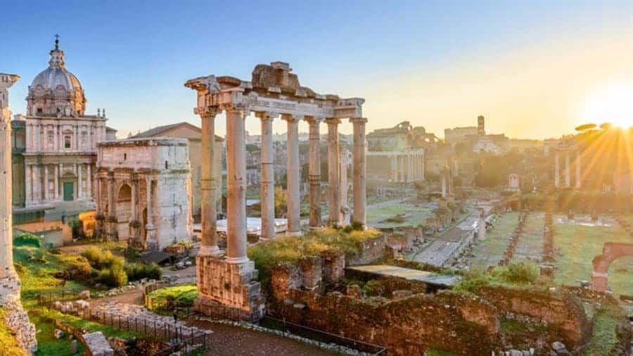 Forum Romanum in Rome bij zonsondergang. Italië