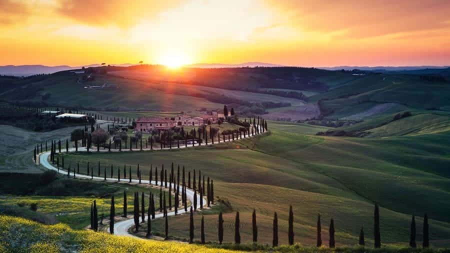 Romantische slingerweg door Toscane bij zonsondergang - Italië