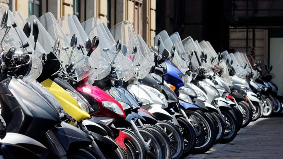 Kleurige rij geparkeerde scooters - Italië