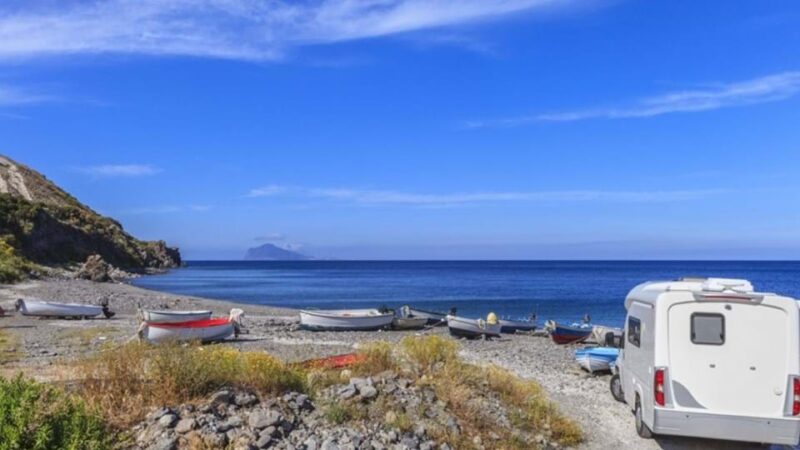 italië-van-rome-tot-sicilië-camper-sicilië-lipari-zee-kust-bootjes