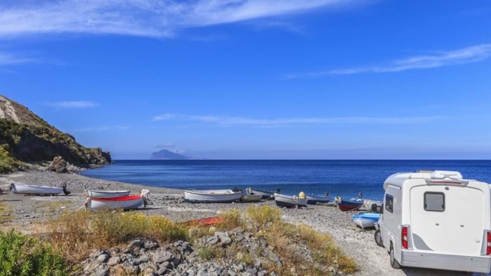 italië-van-rome-tot-sicilië-camper-sicilië-lipari-zee-kust-bootjes