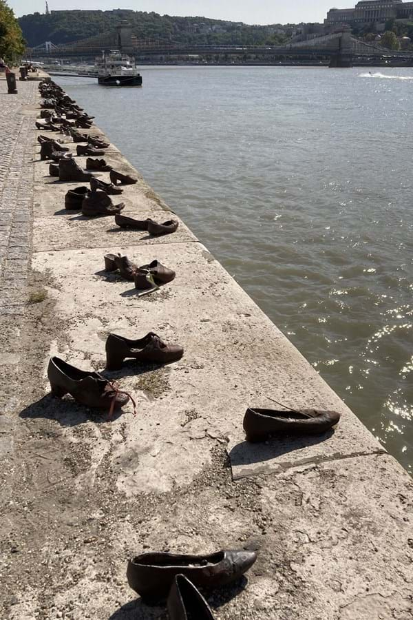 monument A cipök de schoenen in Boedapest