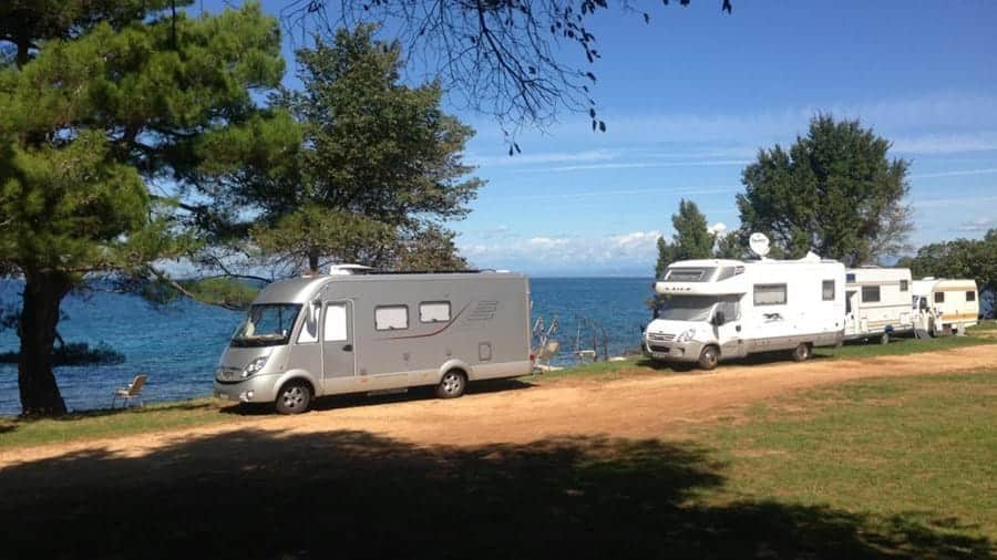 Campers geparkeerd langs de zeekust - Kroatië