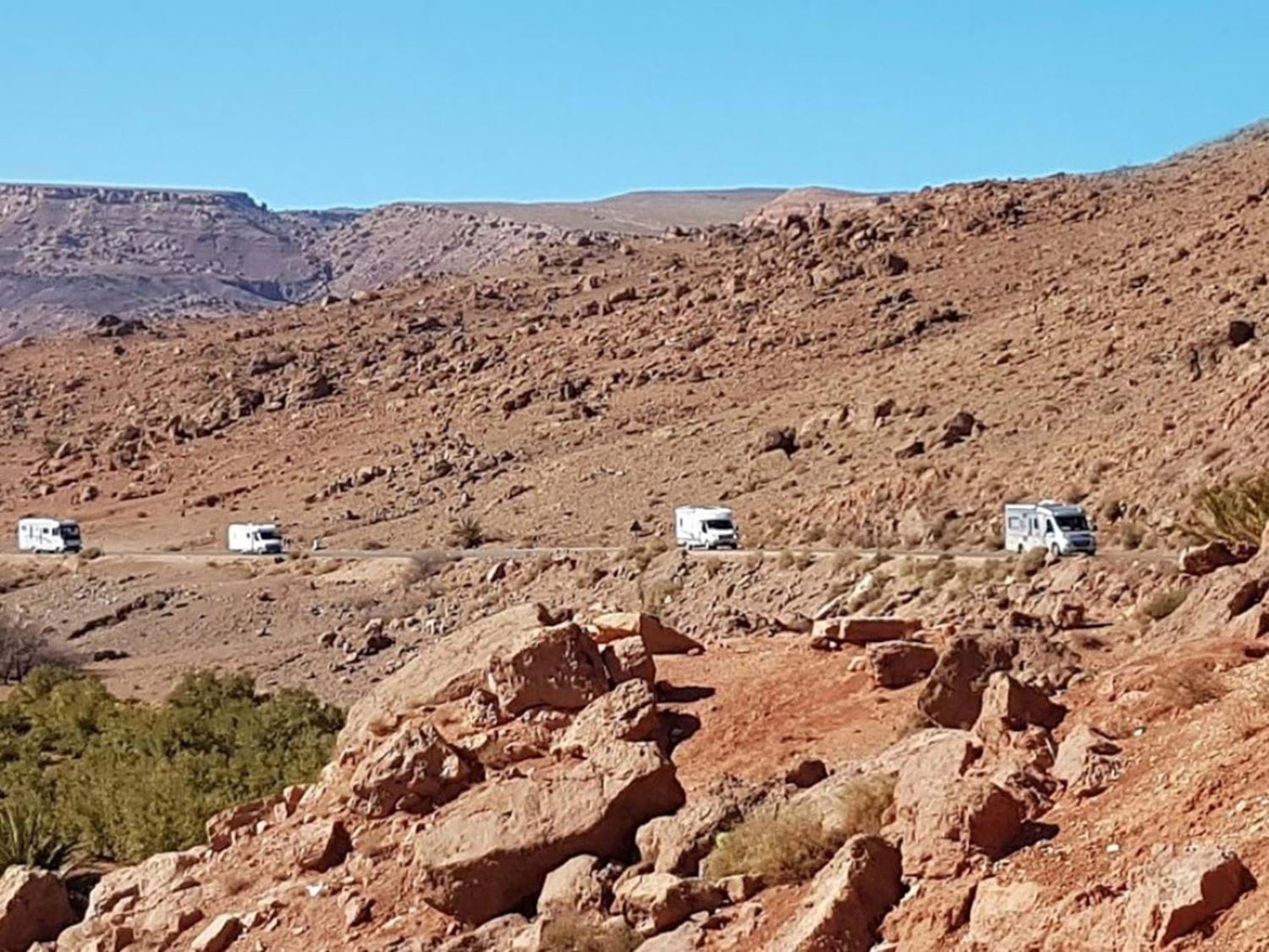 Campers rijden in woestijnlandschap - Marokko