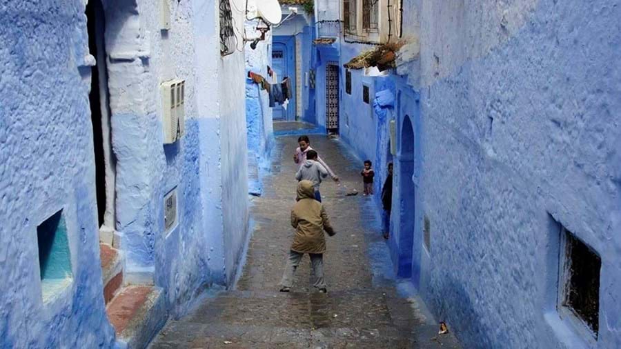 Spelende kinderen in steegje  - Marokko