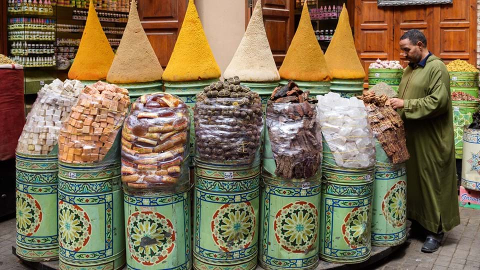 marokko-marrakech-markt-kruiden-winkel-man