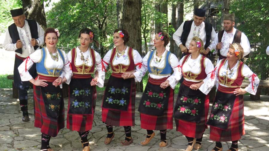 Volksdansgroep in folkloristische kleding - Montenegro