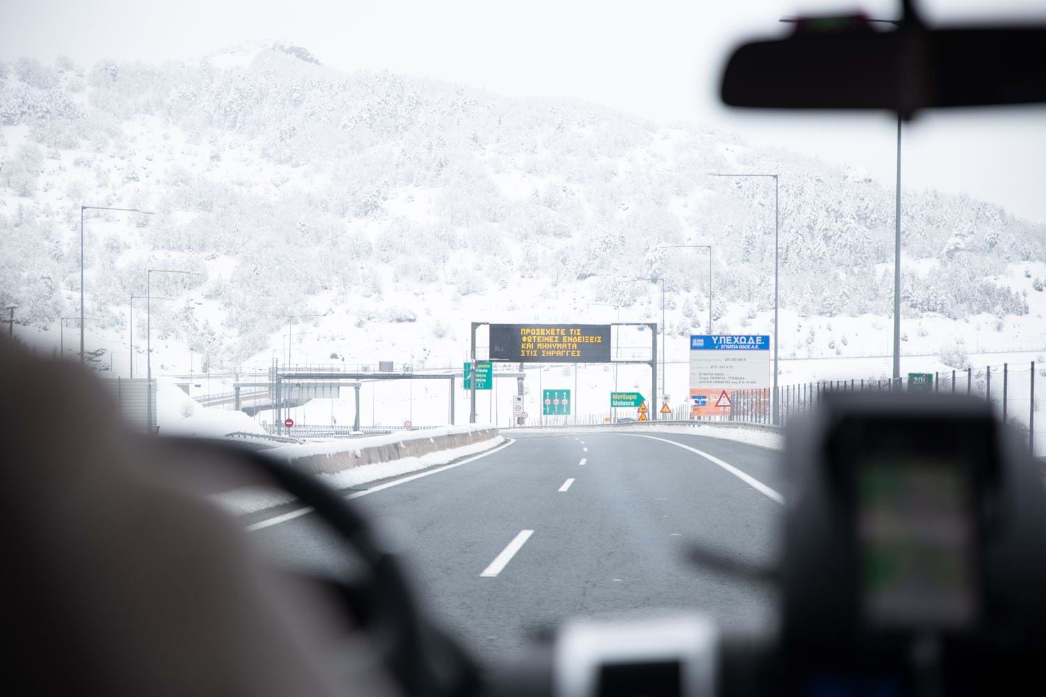 winterse snelweg leeg sneeuw