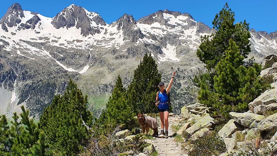 Picos de Europa bergen vrouw hond