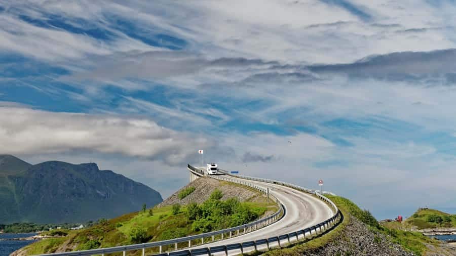 Camper rijdt op Atlantic Highway brug in Noorwegen
