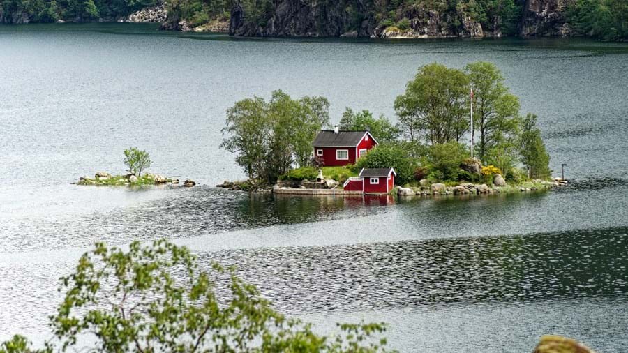 Eilandje met rood huisje in Fjord - Noorwegen