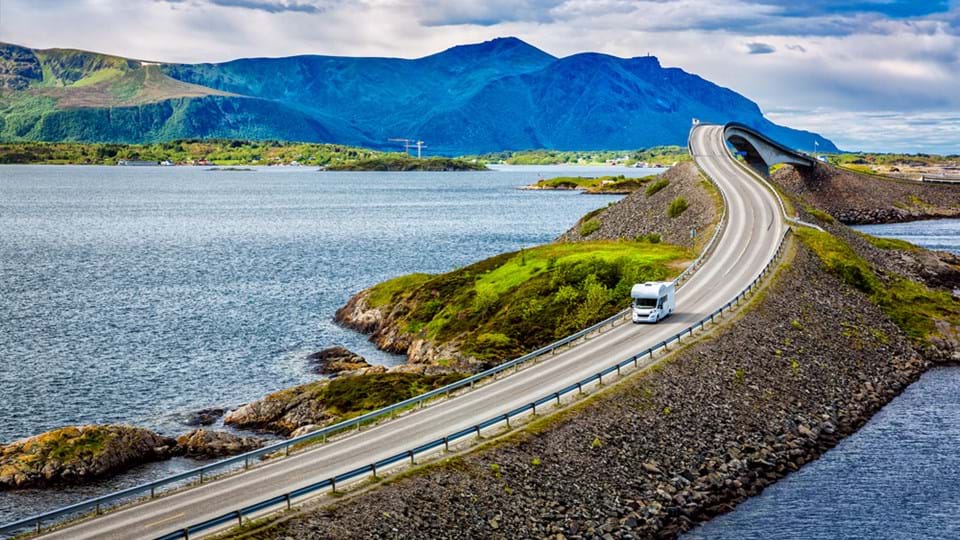 noorwegen-hoge-bergen-diepe-fjorden-camper-weg-brug-meer-berg