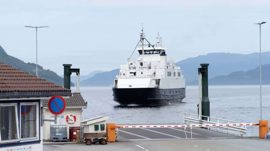 Ferry bij aanlegplaats in Noorwegen