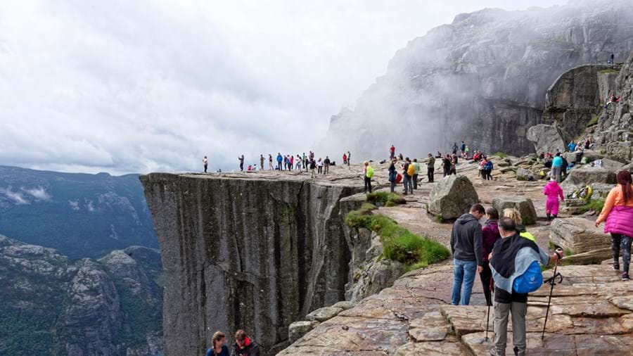 Preikestolen -mensen op de rots - Noorwegen
