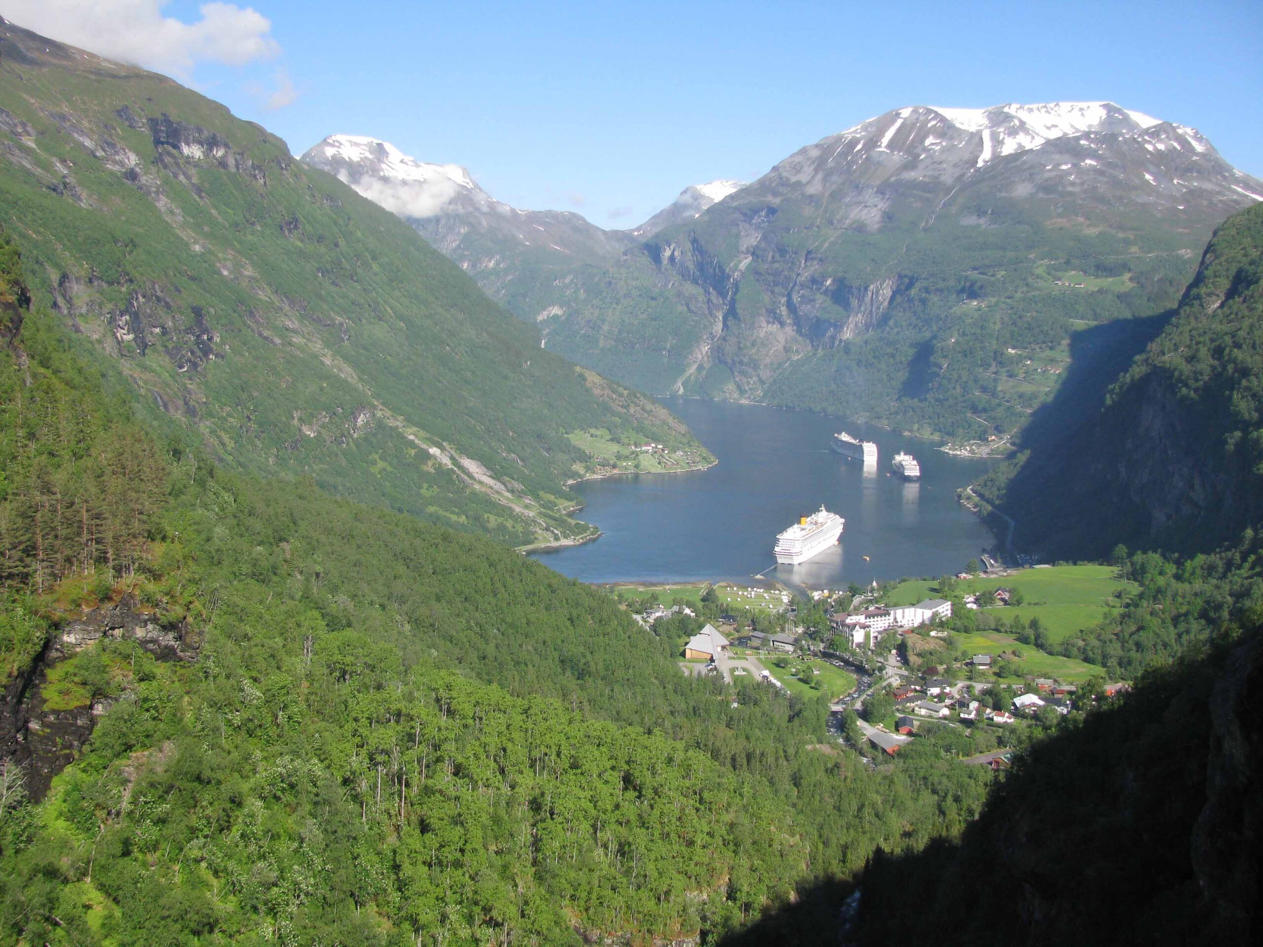 noowergen-hoge-bergen-diepe-fjorden-geirangerfjord