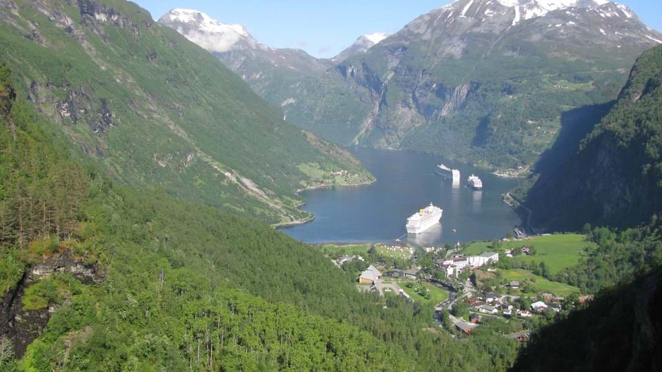 noowergen-hoge-bergen-diepe-fjorden-geirangerfjord