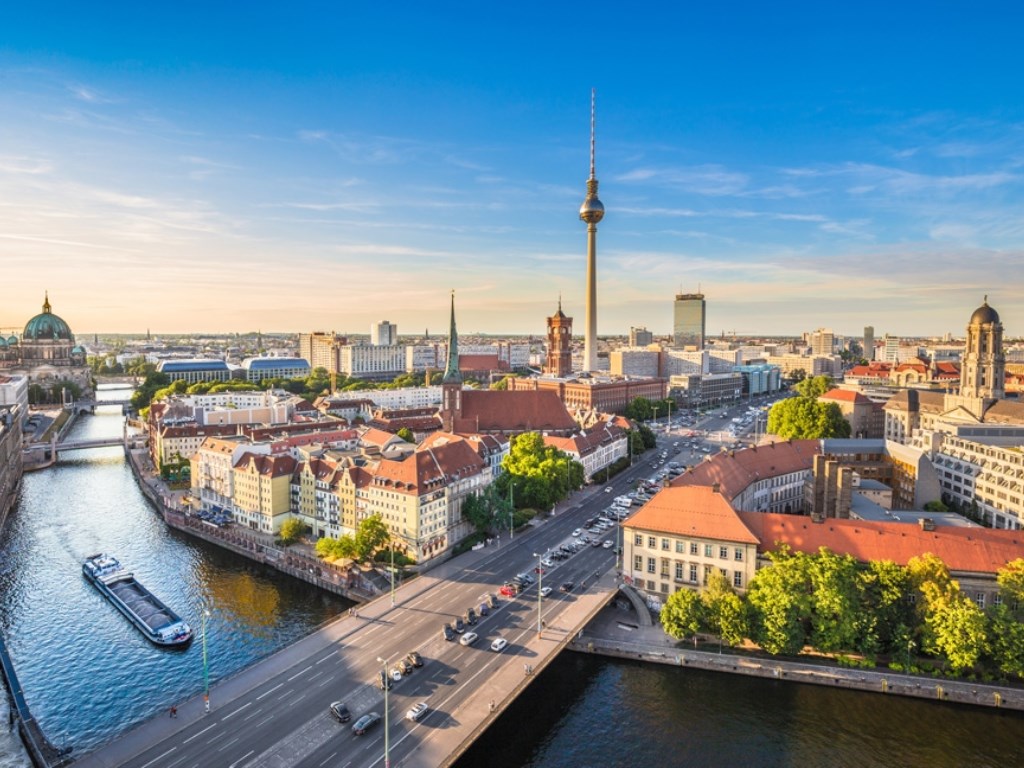 oost-duitsland-per-fiets-berlijn-spree-skyline-televisietoren