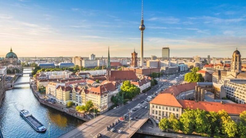 oost-duitsland-per-fiets-berlijn-spree-skyline-televisietoren