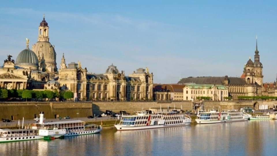 Aanzicht van een kade en paleis in Dresden in de stad Saksen