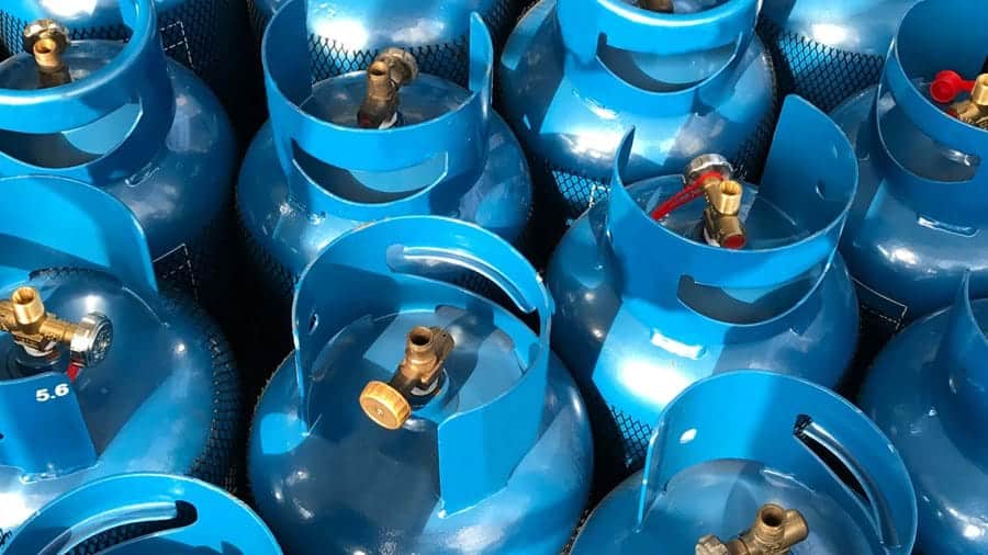 Verzameling blauwe gasflessen voor gebruik in de camper