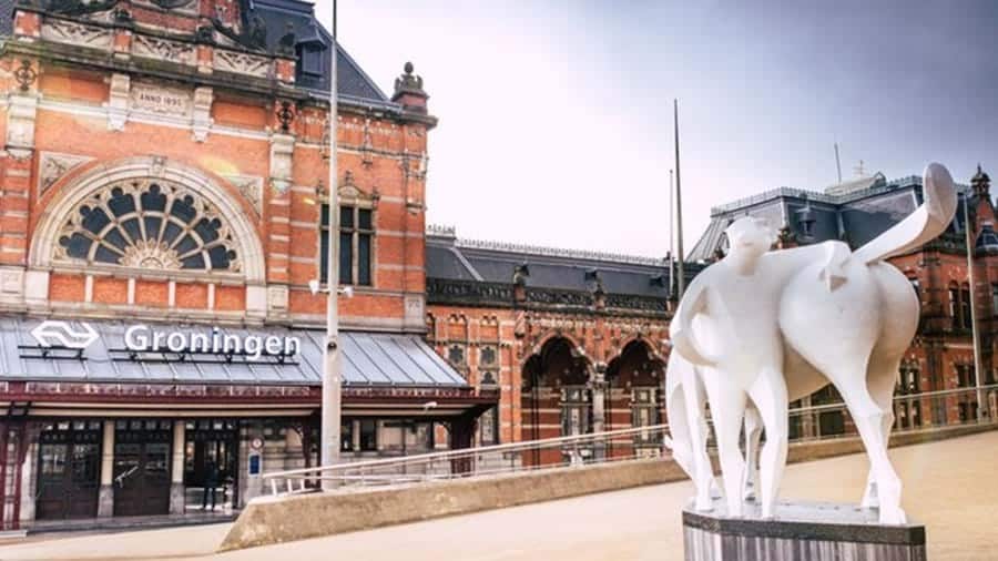 Centraal station Groningen met peerd van ome Loeks